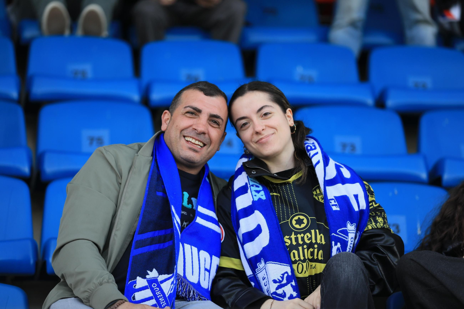 El estadio de O Couto vistió sus mejores galas para el derbi entre el Ourense CF y el Arenteiro, donde se dieron cita cerca de dos millares de aficionados que se repartieron entre Tribuna y Preferencia.