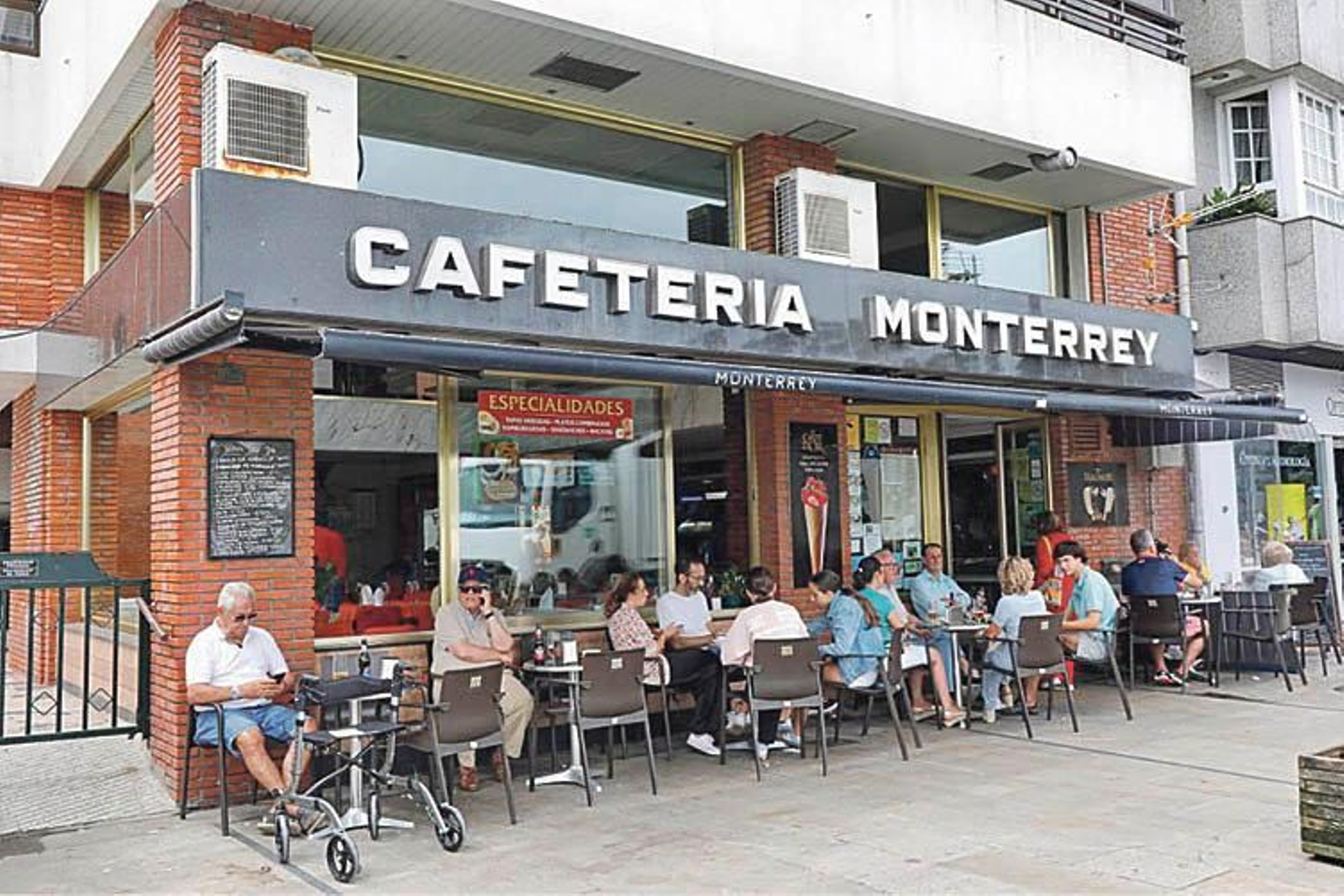 Fachada de la Cafetería Monterrey, en Baiona.
