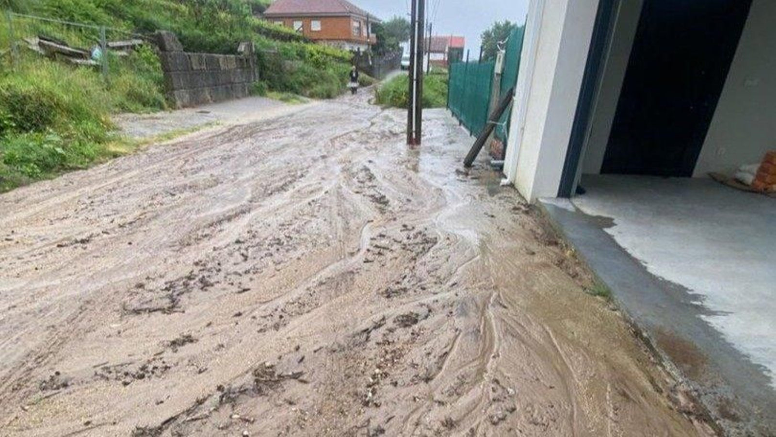 Barro que este fin de semana corría por Agualevada.