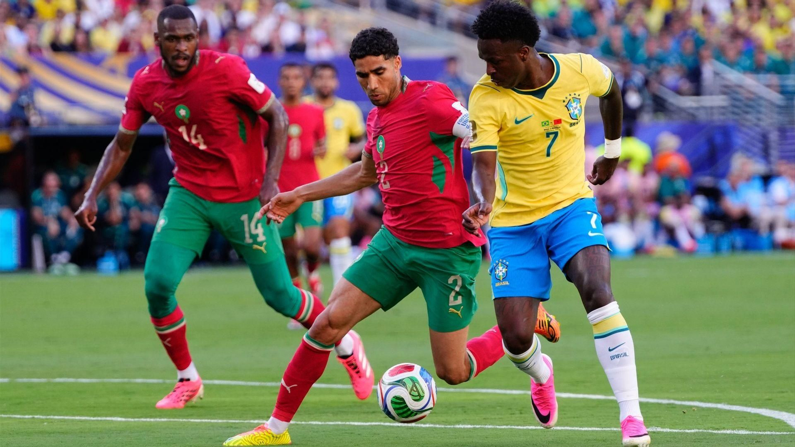 Hakimi contra Vinícius fue uno de los duelos del partido.