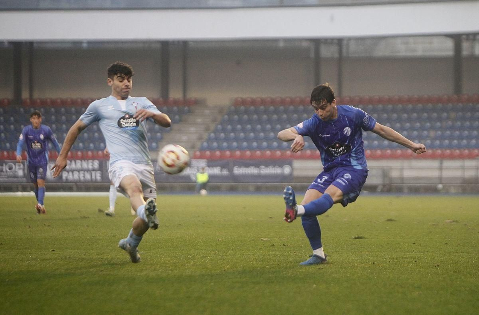 Hugo Sanz, defensa del Ourense CF, efectúa un centro ante el ourensano Tincho.