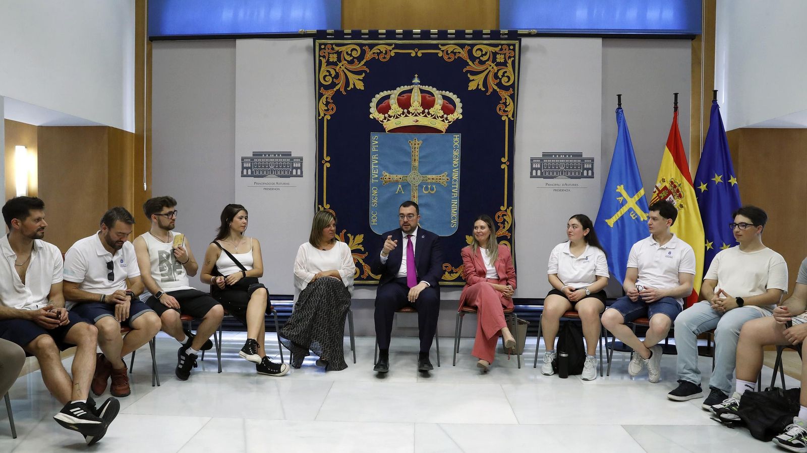 El presidente del Principado, la vicepresidenta y directora general de Emigración junto a los participantes en la Escuela de Asturianía