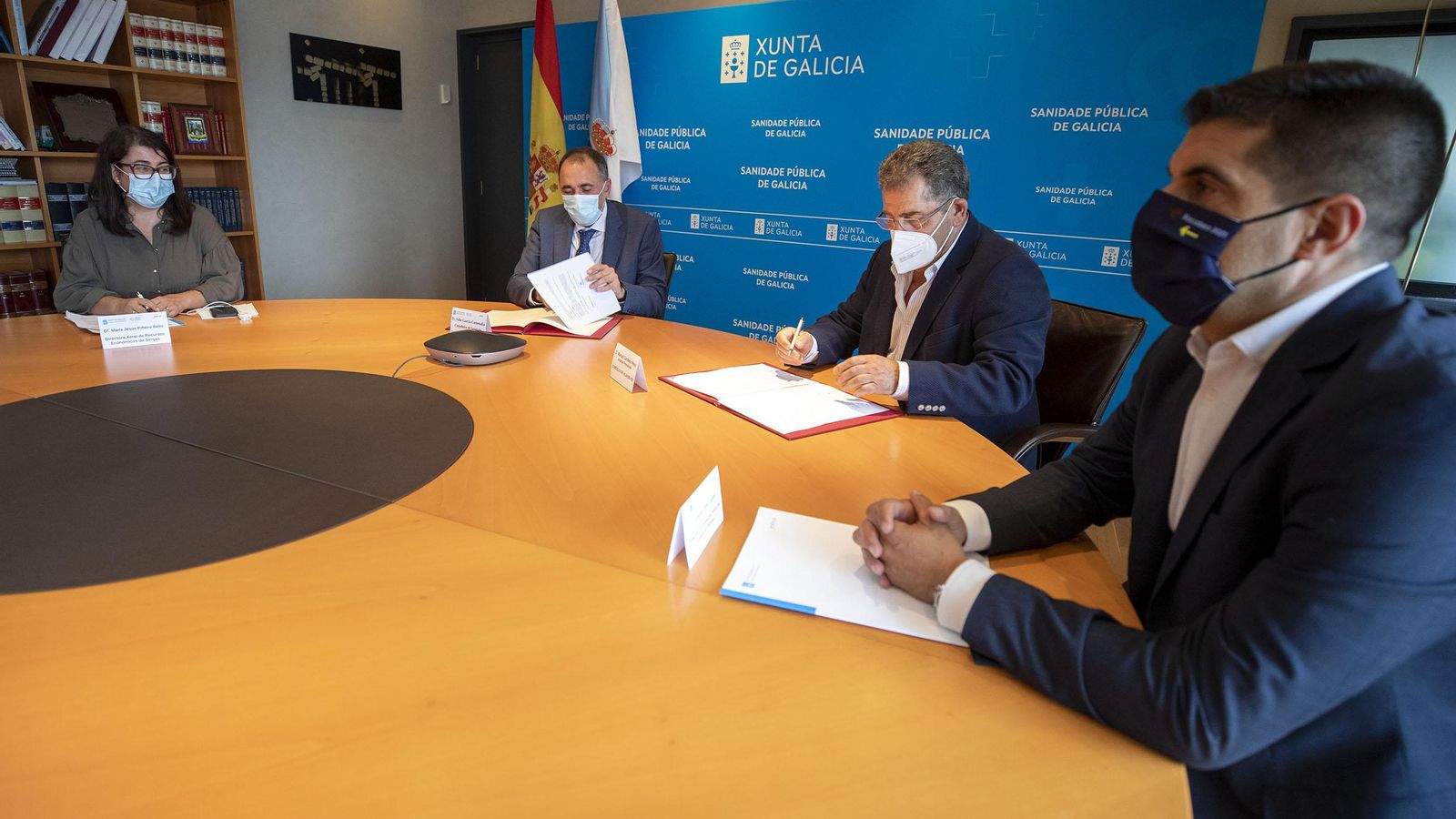 julio garcia comesaña e o alcalde de vilardevos, Manuel Cardoso, asina convenio de colabracion