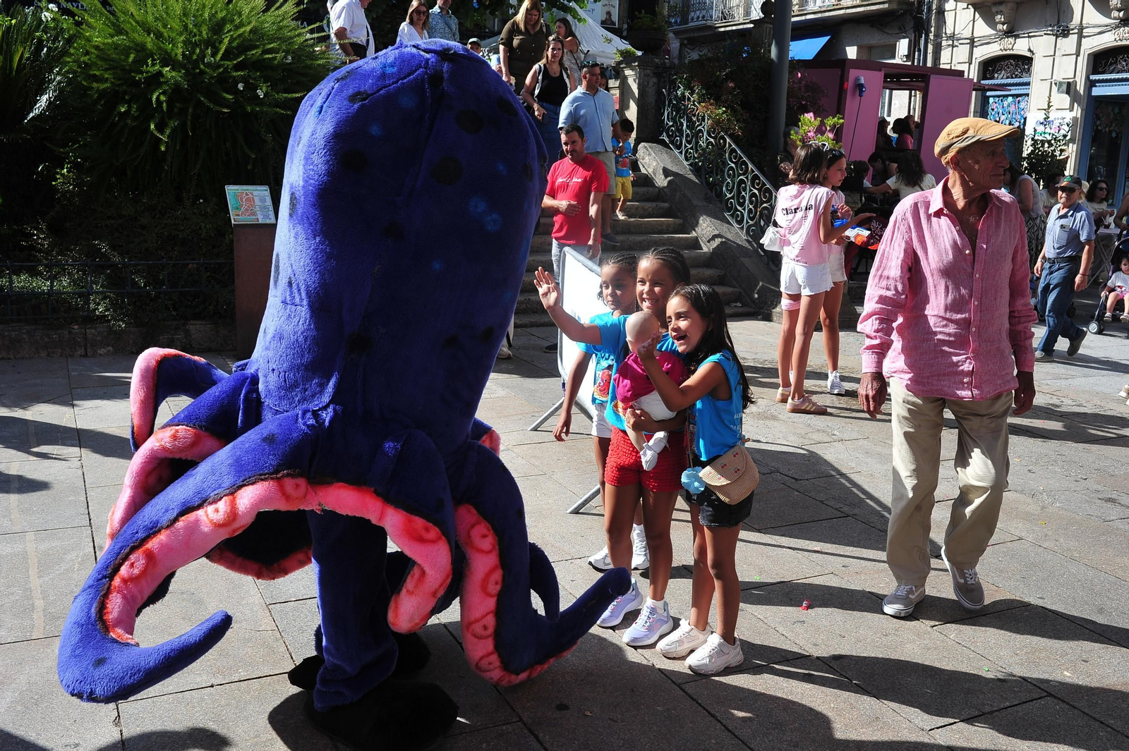 Galería | Las peñas llenaron de color e ingenio la villa carballiñesa