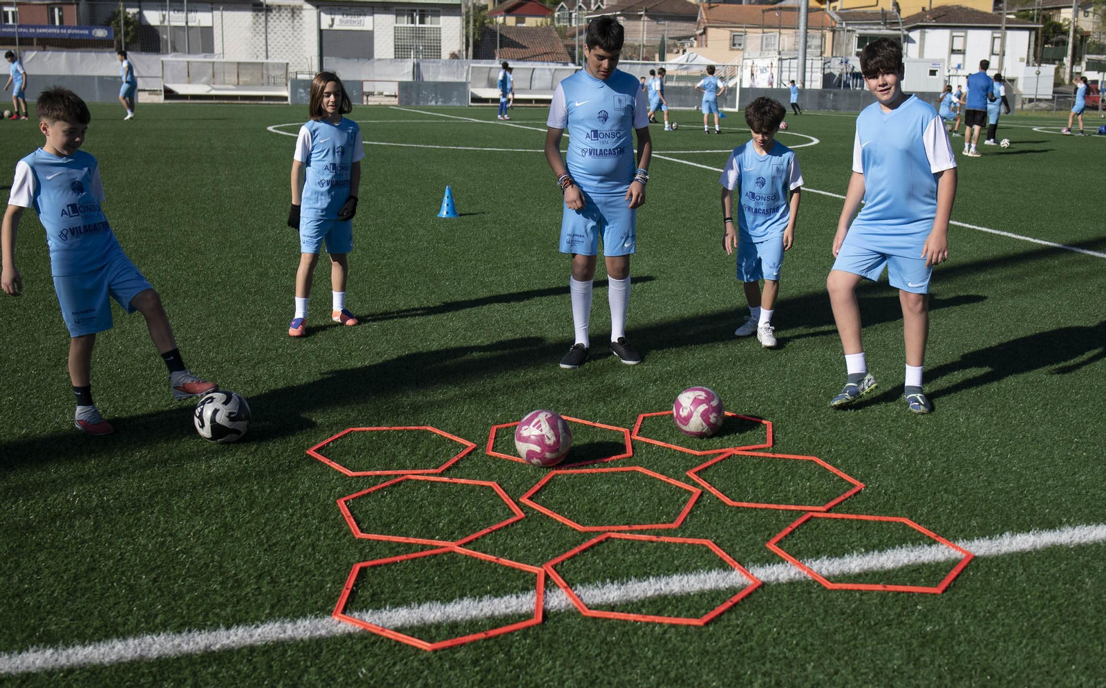 Galería |  El futbol base ourensano se divierte durante la Semana Santa