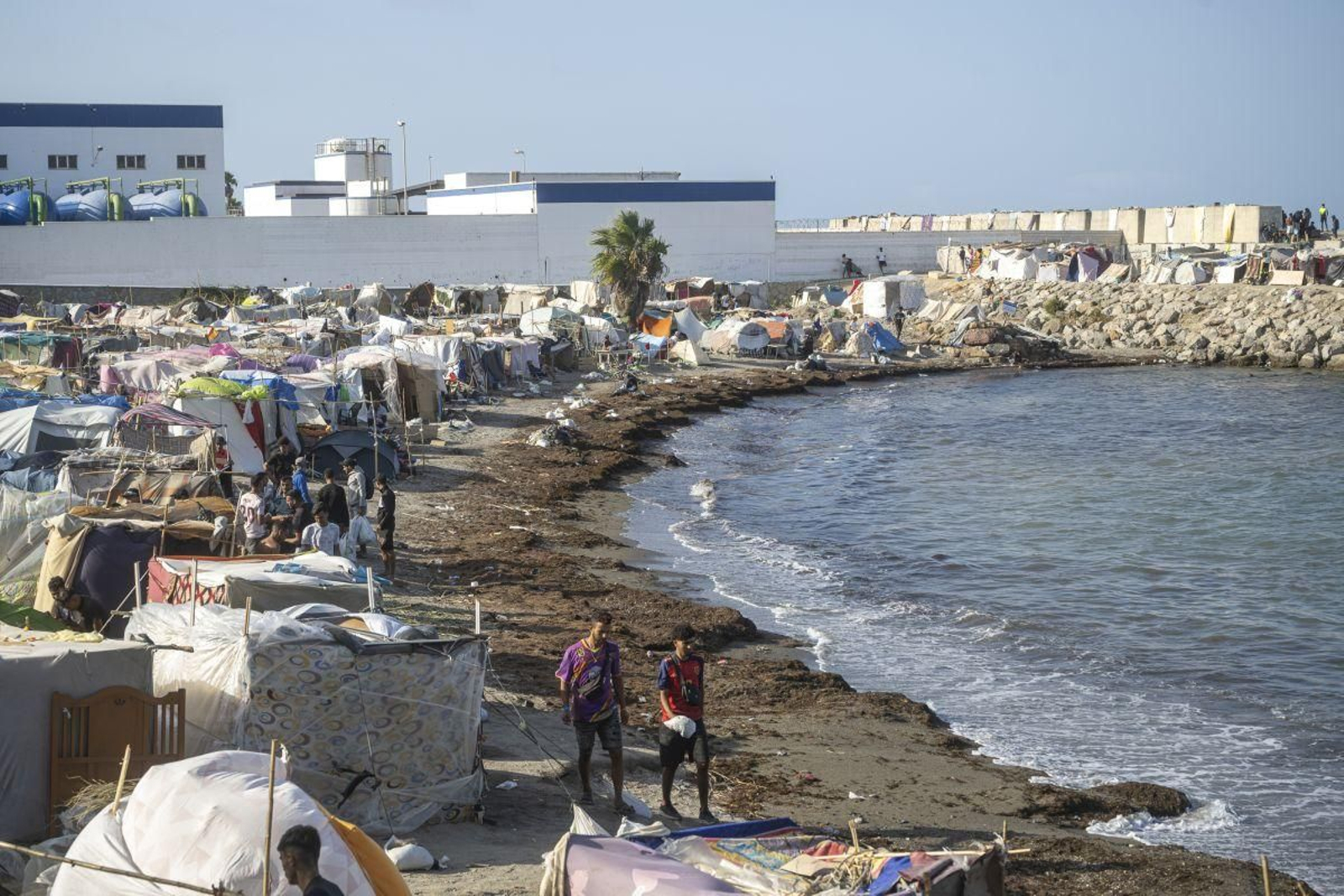 Migrantes en chabolas en la playa de Trampolín de Ceuta.
