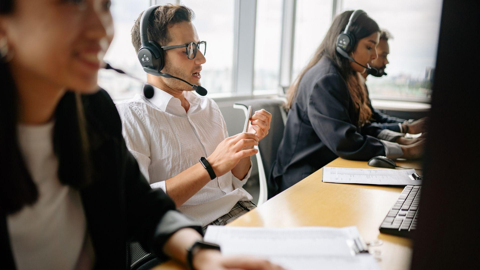 Operadores realizando llamadas comerciales.