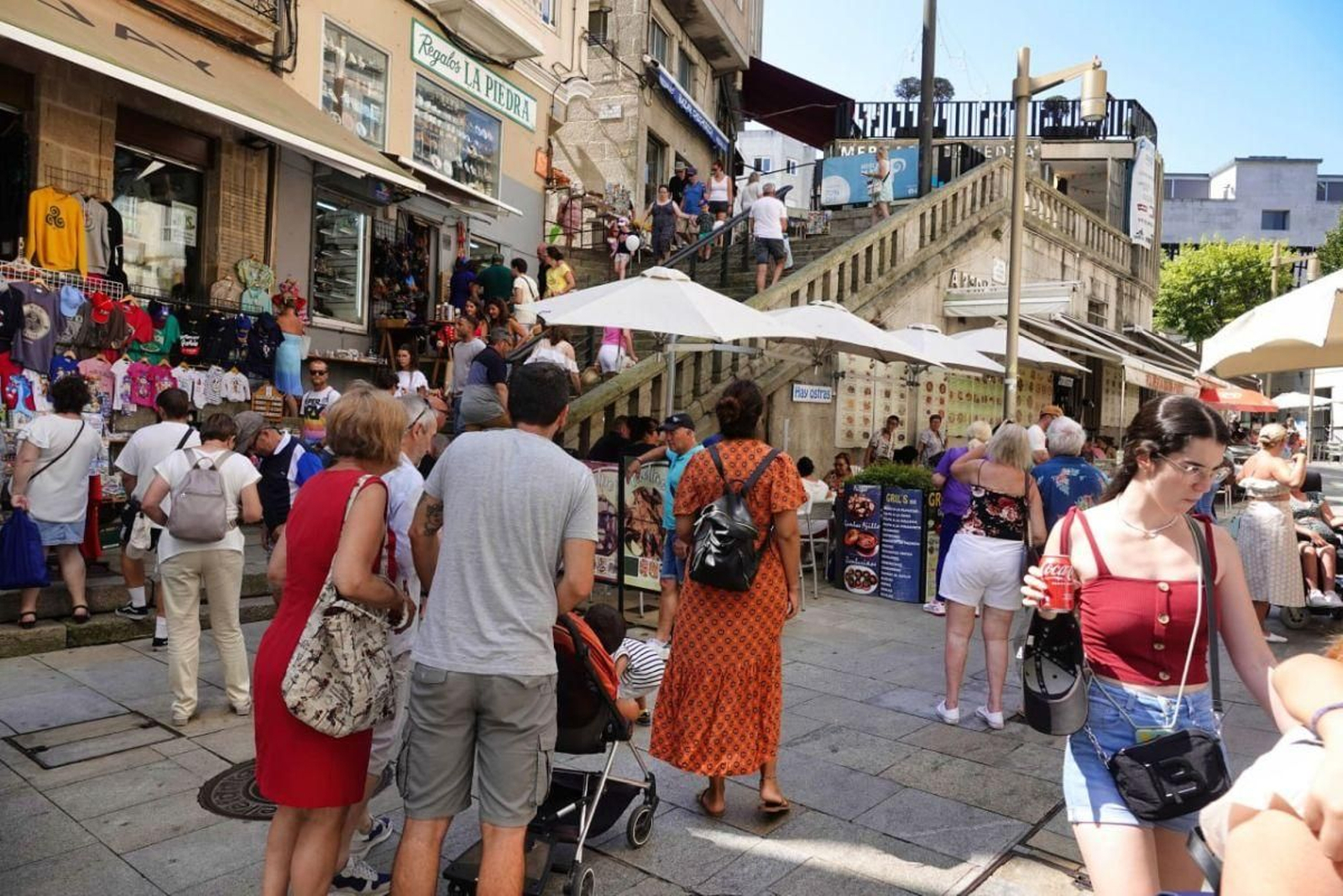Turistas ayer en la zona de A Pedra y la calle de las Ostras, de visita obligada en Vigo.