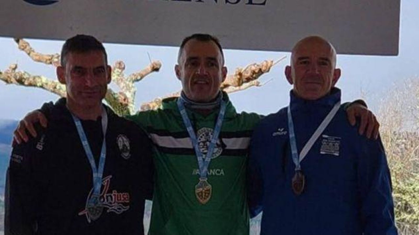 El ourensano Adolfo Monteagudo, en el centro, con su medalla de oro.