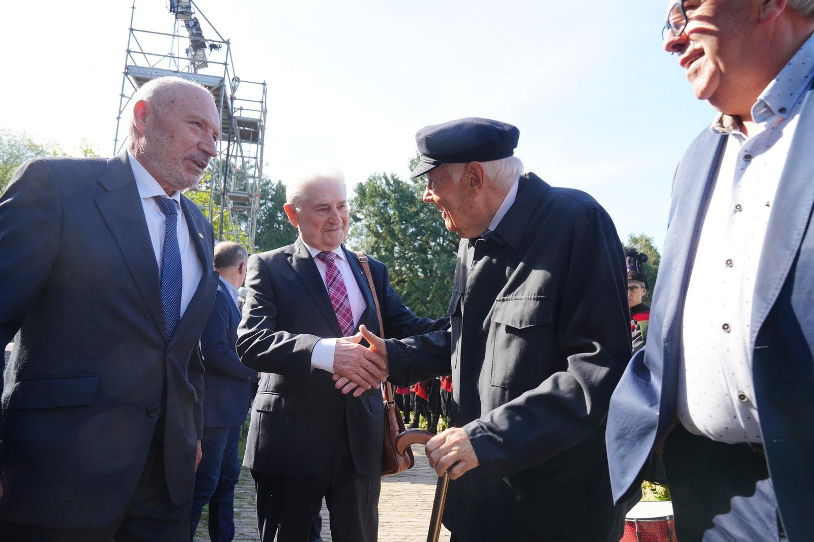 El político Víctor Manuel Vázquez Portomeñe (i) saluda al político Romay Beccaría(d), durante al acto de toma de posesión del presidente de la Xunta.