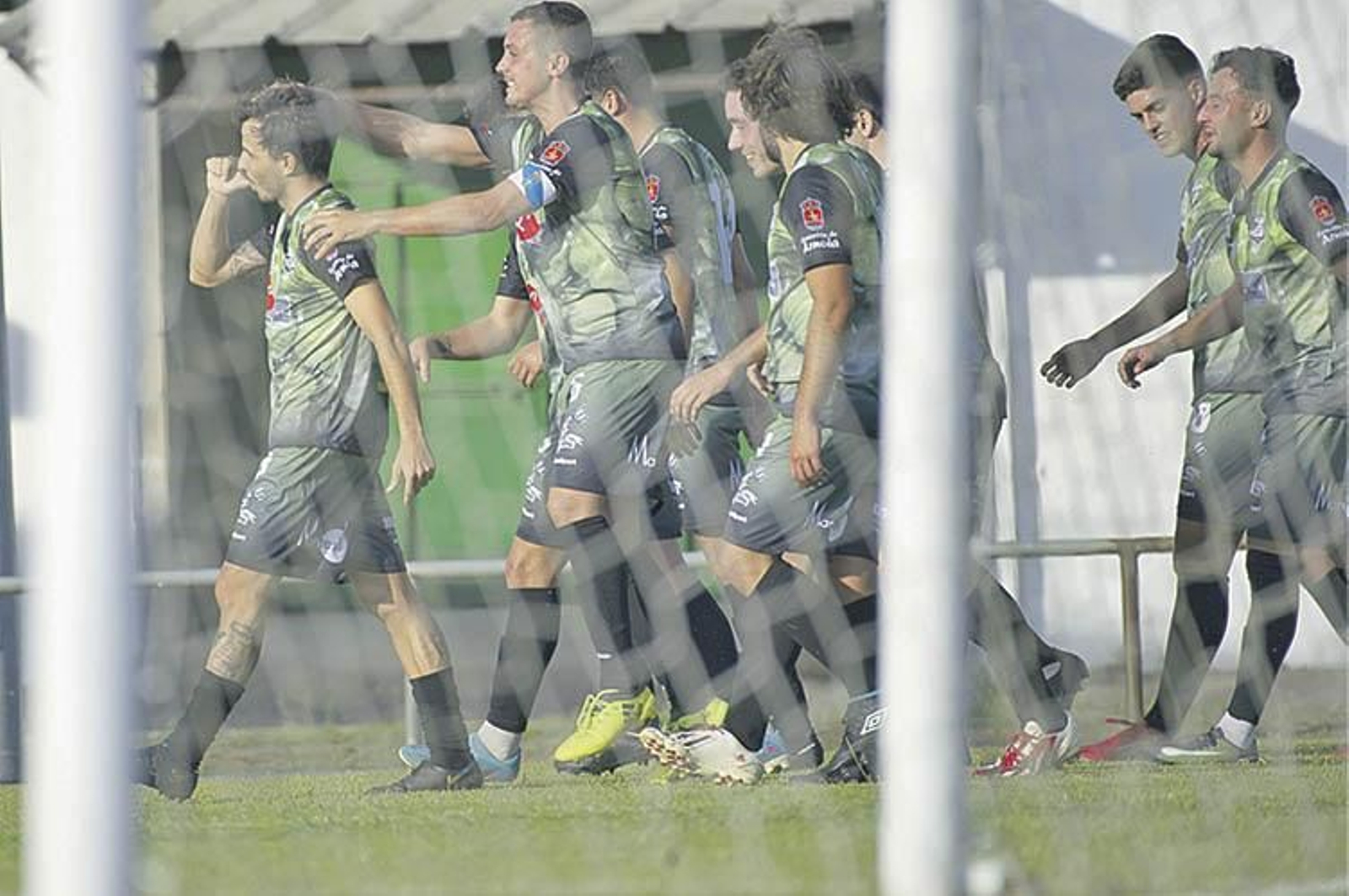 Los jugadores del Arnoia regresan a su campo después del gol, ayer en el Arjiz de Verín. MARTIÑO PINAL