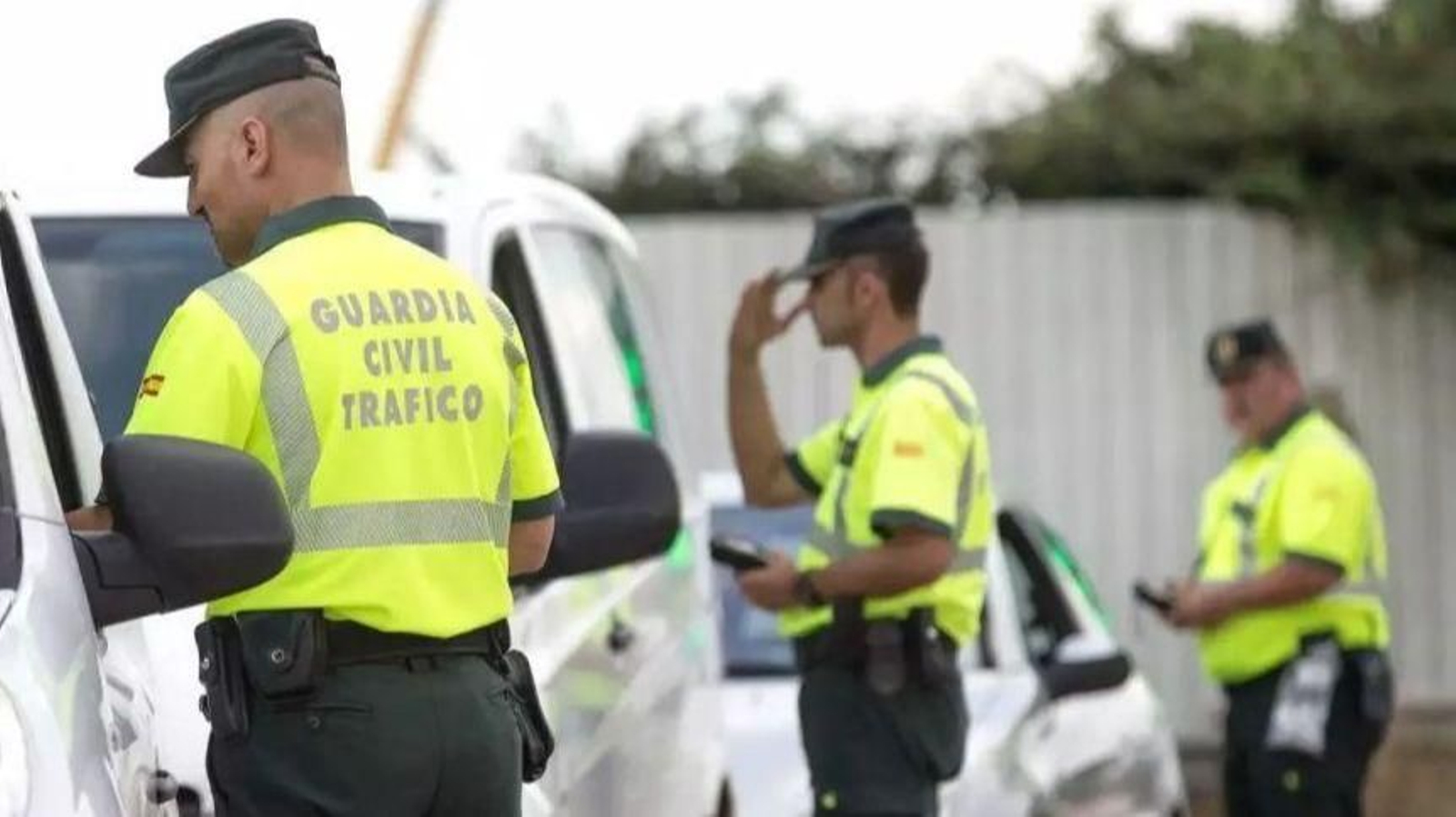La Guardia Civil de Tráfico realiza un control en una imagen de archivo.