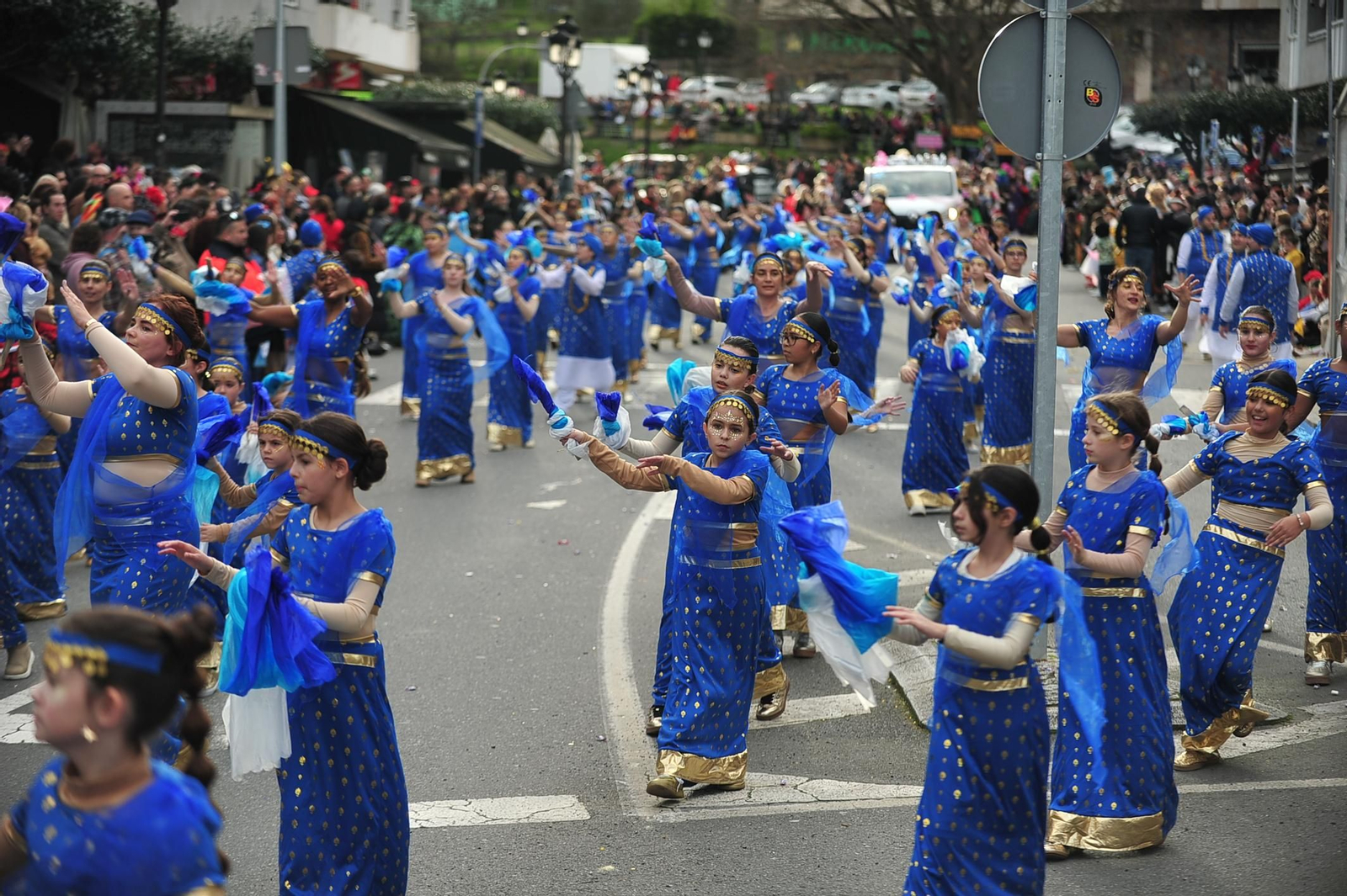 Galería | Color y retranca se pasean por las calles de A Valenzá durante su Martes de Entroido