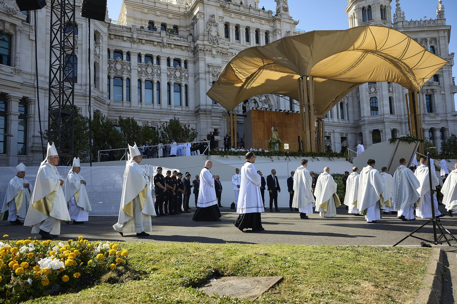 Galería | Multitudinaria misa y procesión del Corpus en Madrid con el papa León XIV