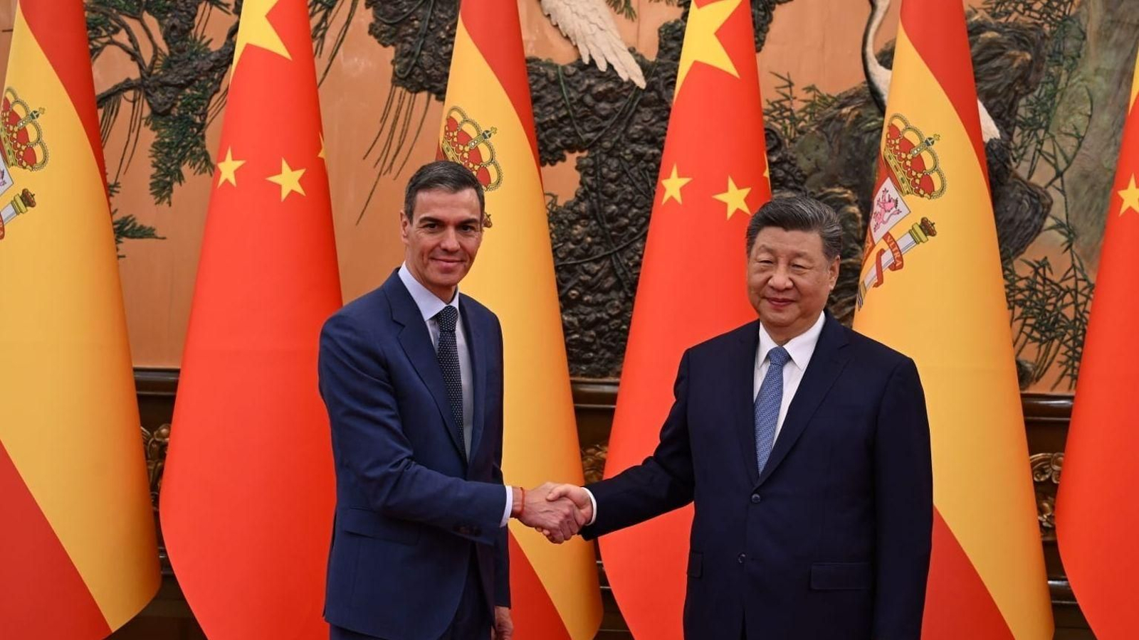 El presidente del Gobierno, Pedro Sánchez, y su homólogo chino, Xi Jinping, en el Gran Palacio del Pueblo de Pekín.