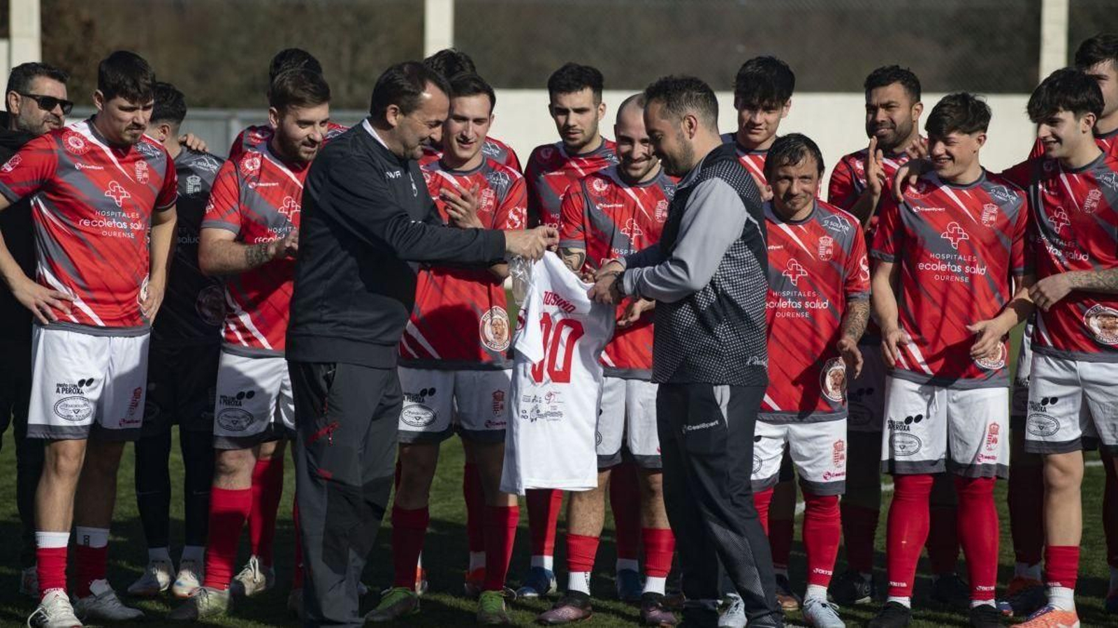 Josiño recibe del coodinador de fútbol, Toño González, una camiseta por sus 100 partidos.
