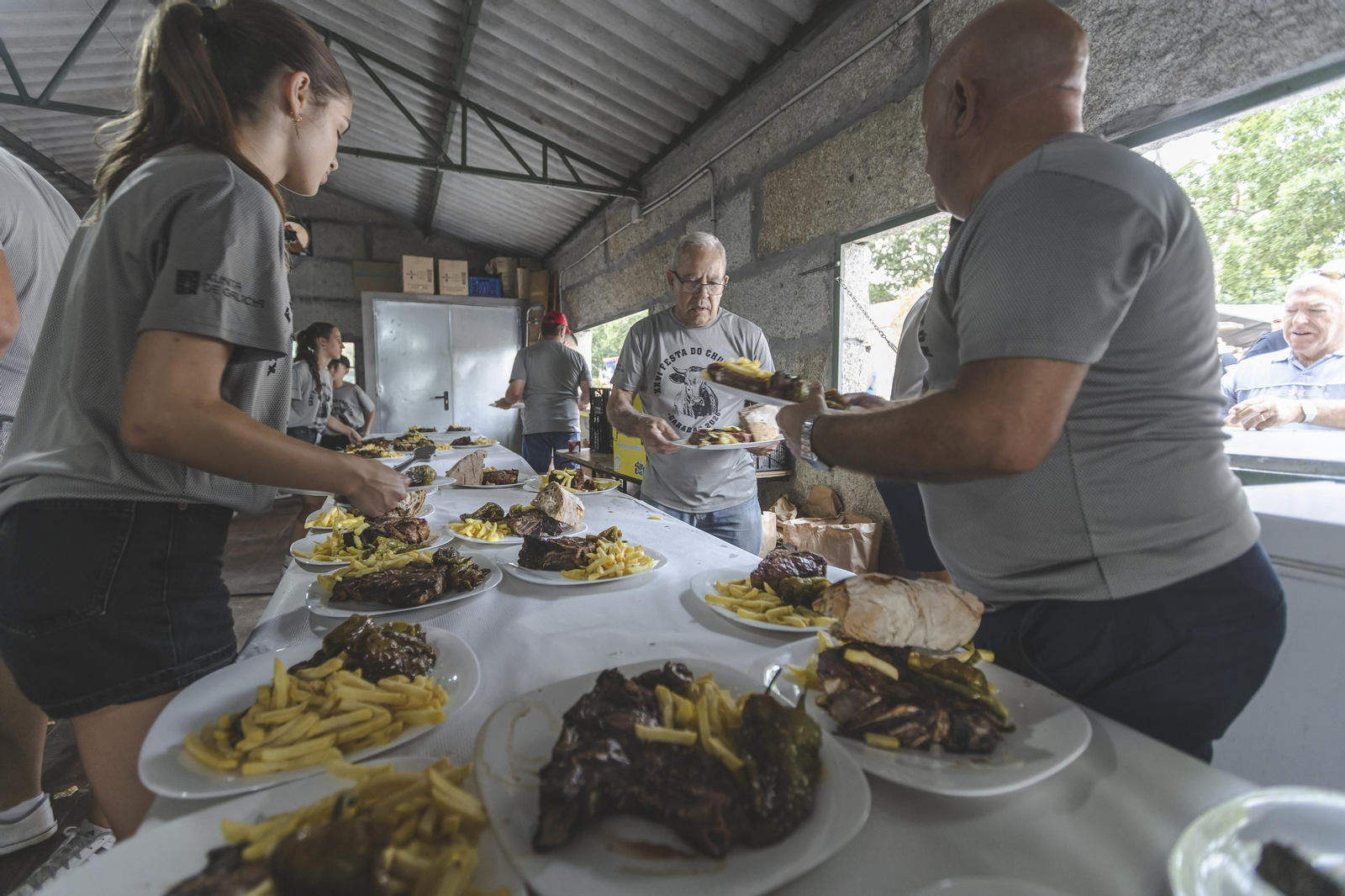 Galería |  Casi mil chuletones servidos este año en la fiesta de Garabás