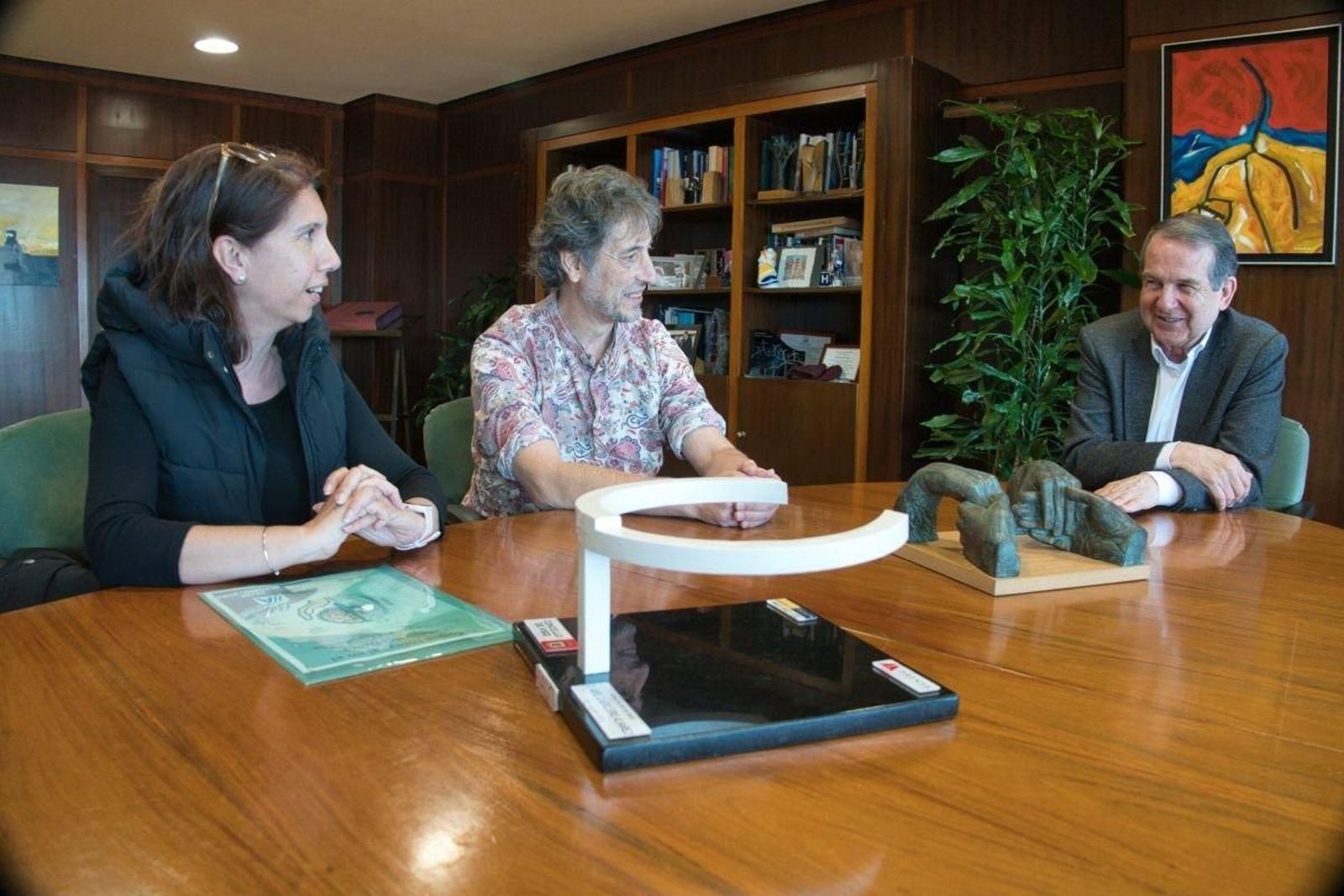 Los doctores Mónica Mayo y Alfonso Carregal, ayer en el despacho de Abel Caballero.
