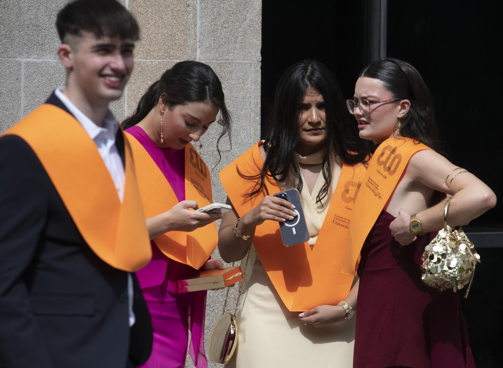 Galería | Los alumnos de ADE y Turismo se gradúan bajo un intenso calor
