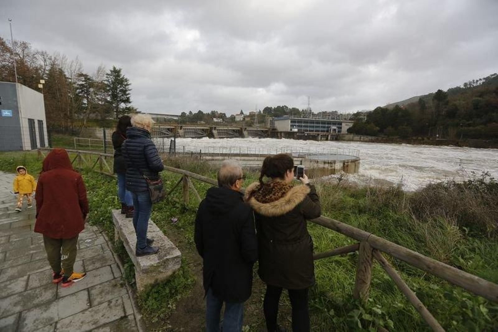 La gente observa el temporal en Oira.