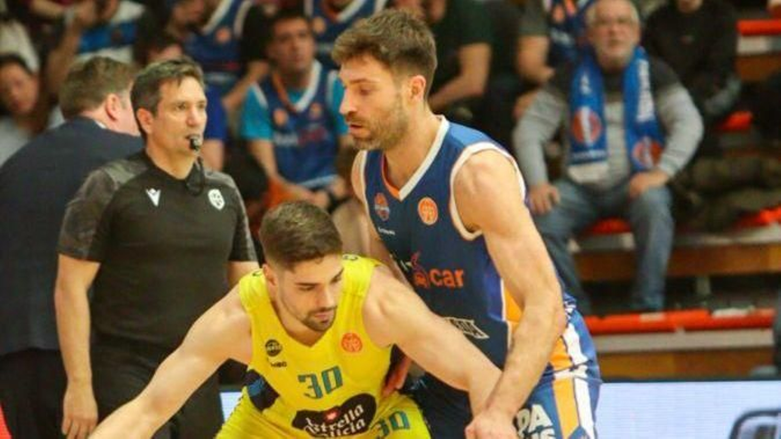 Rafa Lisboa, presionado por Matulionis.