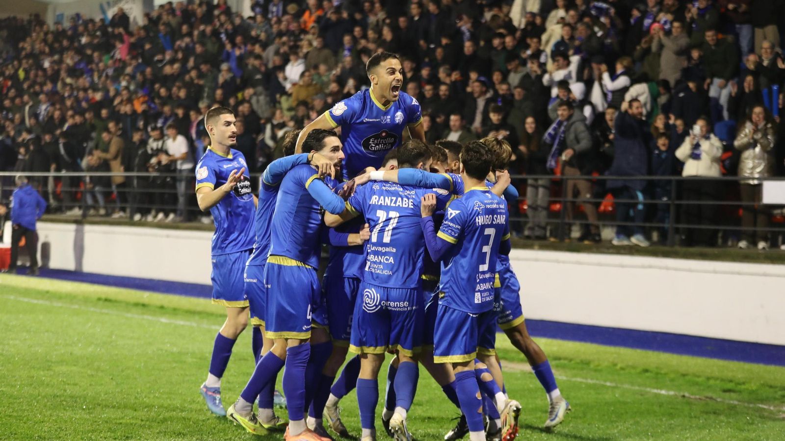 Los jugadores del Ourense CF celebran el gol