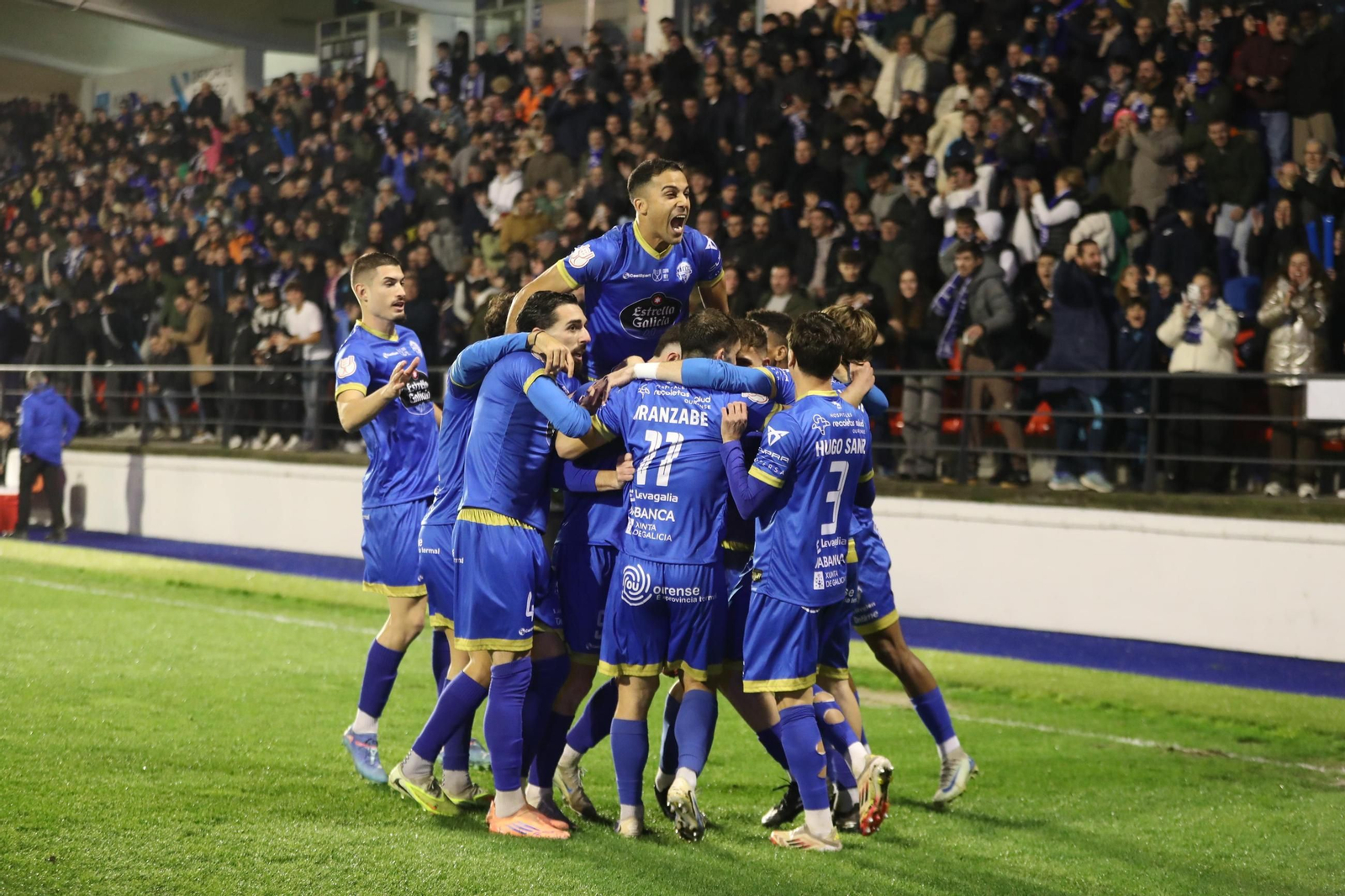 Los jugadores del Ourense CF celebran el gol