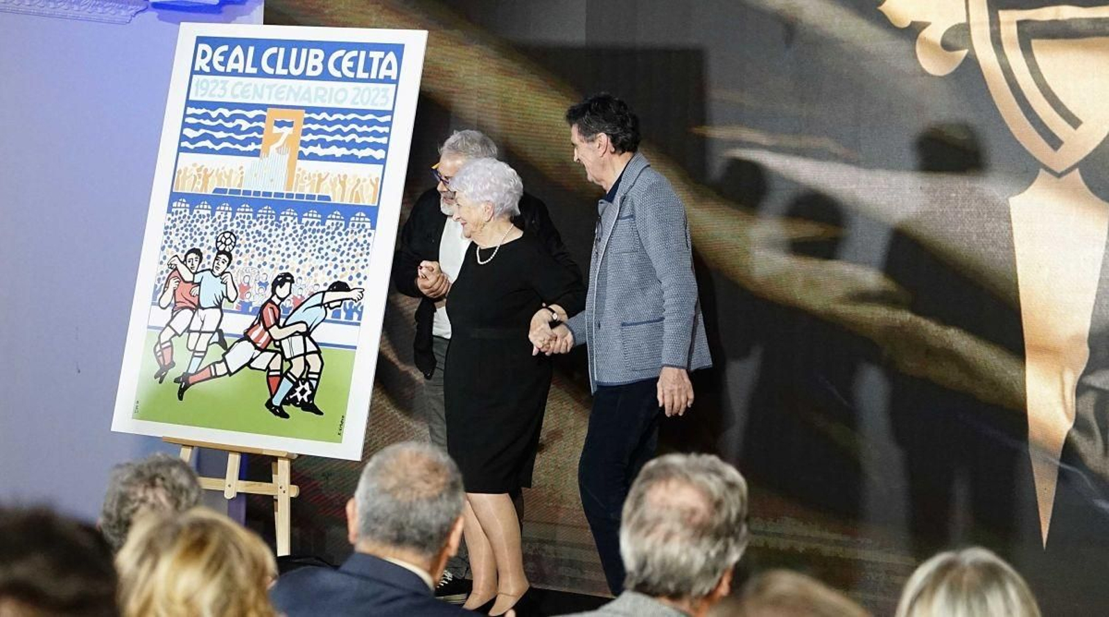 Momento en que el Celta dio a conocer el cartel del centenario, obra del artista Xosé Vizoso, con presencia de la socia más veterana.