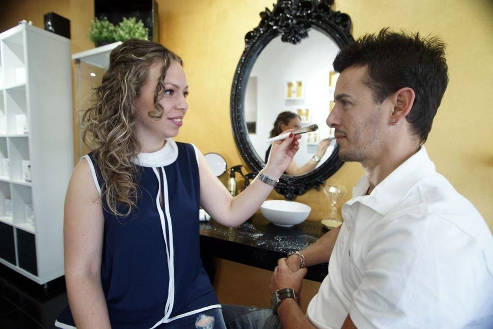 La israelí Noa Elfassi y el vigués Víctor Hugo Astorga prueban los productos del Mar Muerto.