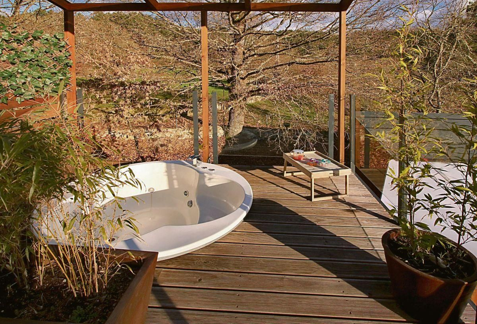 Jacuzzi de las Cabanas Mirador de Cachamuíña, los apartamentos en el entorno del embalse.