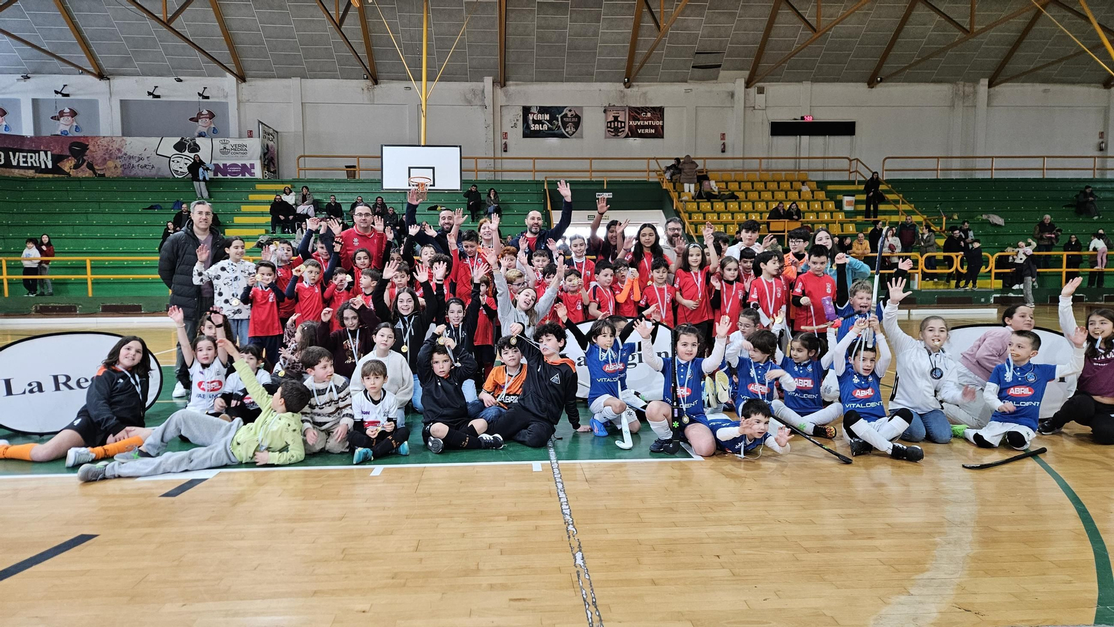 Galería | La cantera del hockey sala ourensano disfruta de una jornada de competición con +Deporte La Región