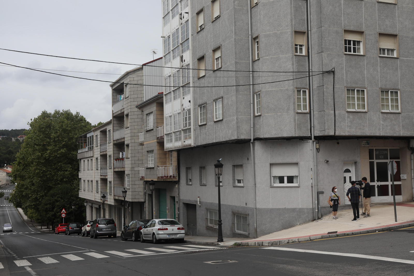 Las inmediaciones de la vivienda en O Carballiño, donde tuvo lugar el suceso. (José Paz)
