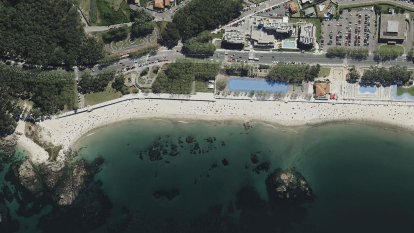 La antigua imagen del litoral de Samil, con el ya desaparecido paseo anterior y menos metros de playa.