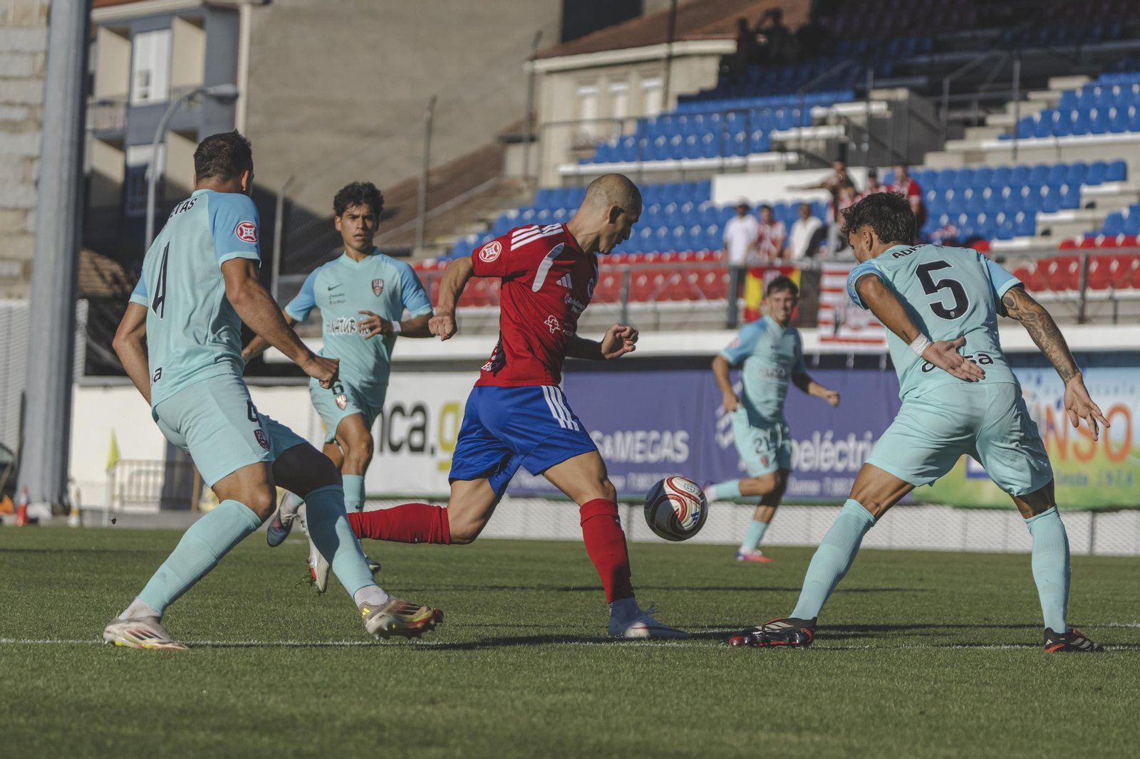 Galería |  O Couto vive una jornada de calor y una nueva derrota de la UD Ourense en Primera Federación