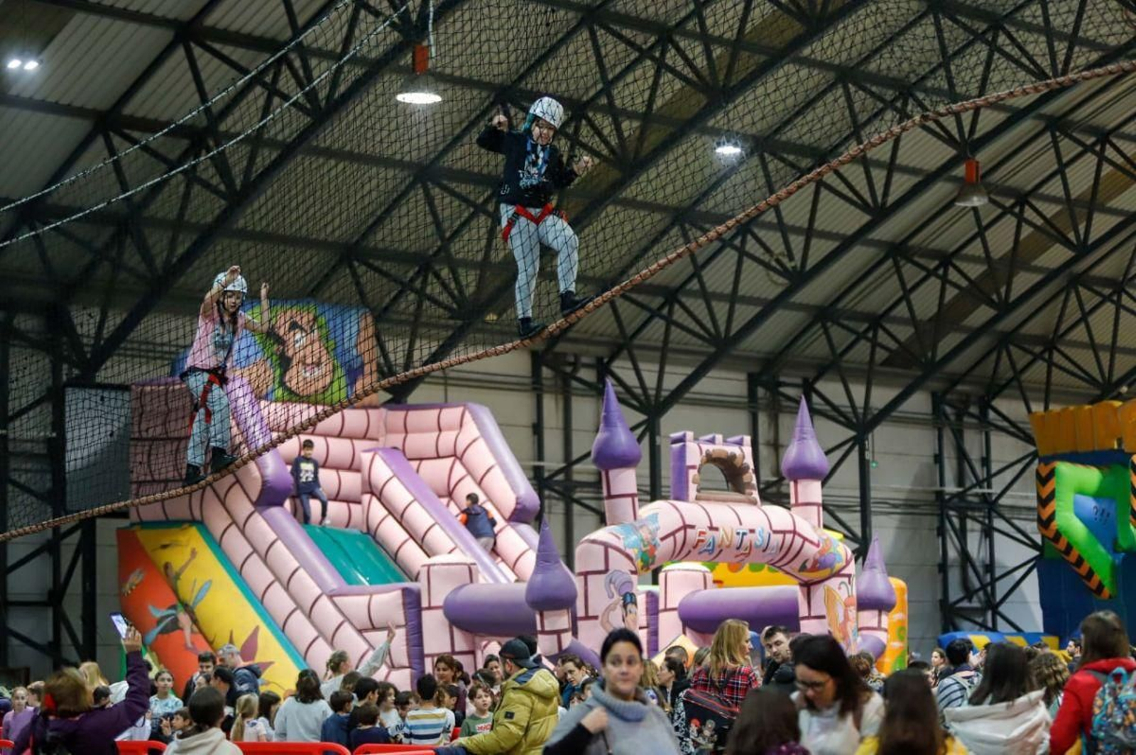 Numerosos niños provocaron ayer en el Ifevi un lleno en Vigolandia, favorecido por el mal tiempo.