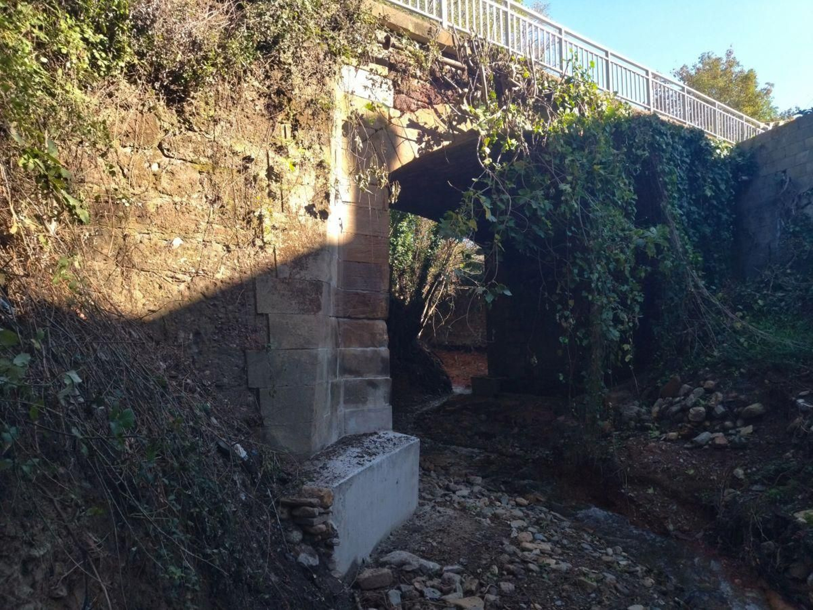 Trabajos de consolidación realizados en el puente del río Farelos, en Arcos.