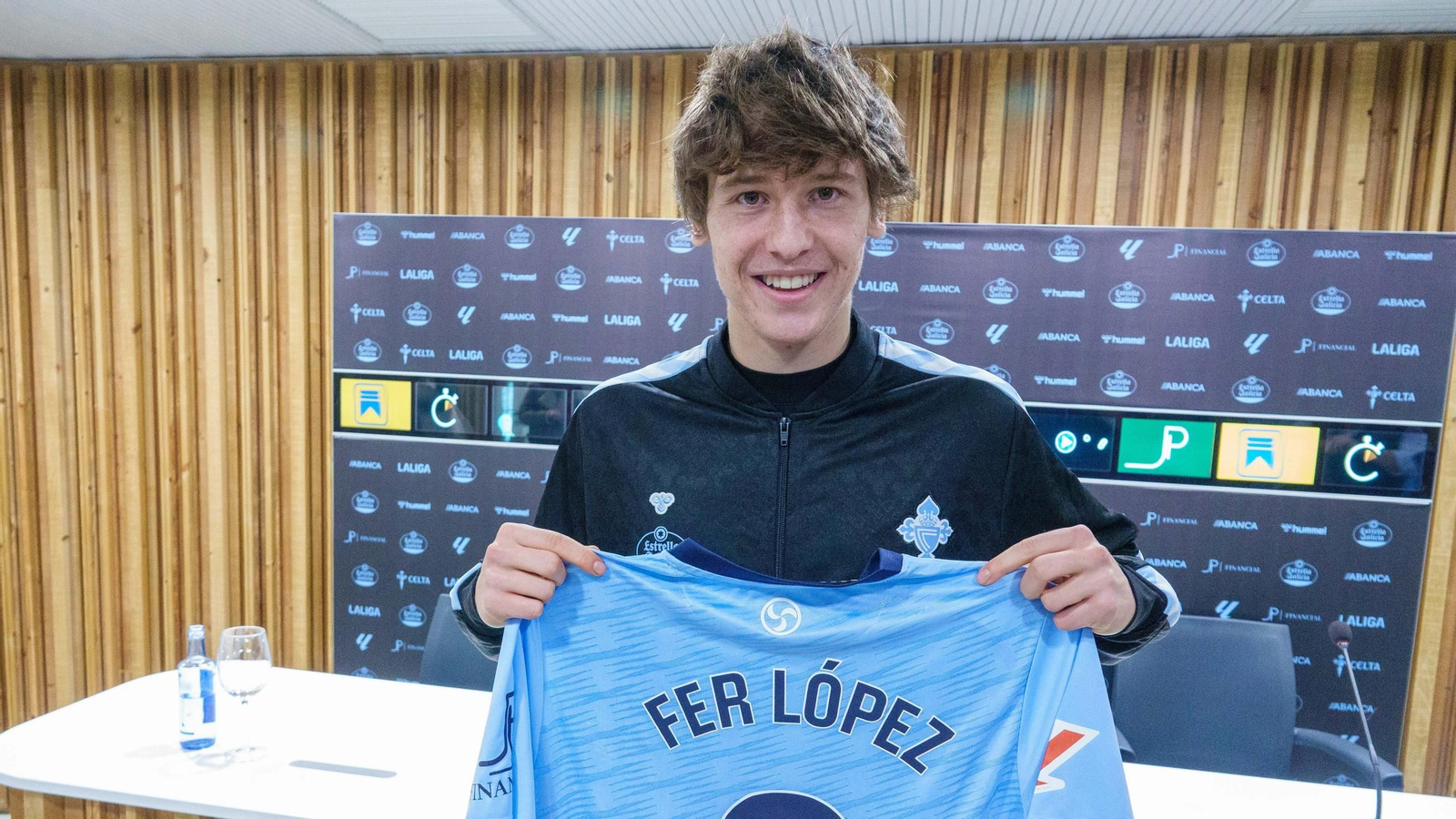 Fer López ya entrenó ayer en las instalaciones de Afouteza y después se presentó.