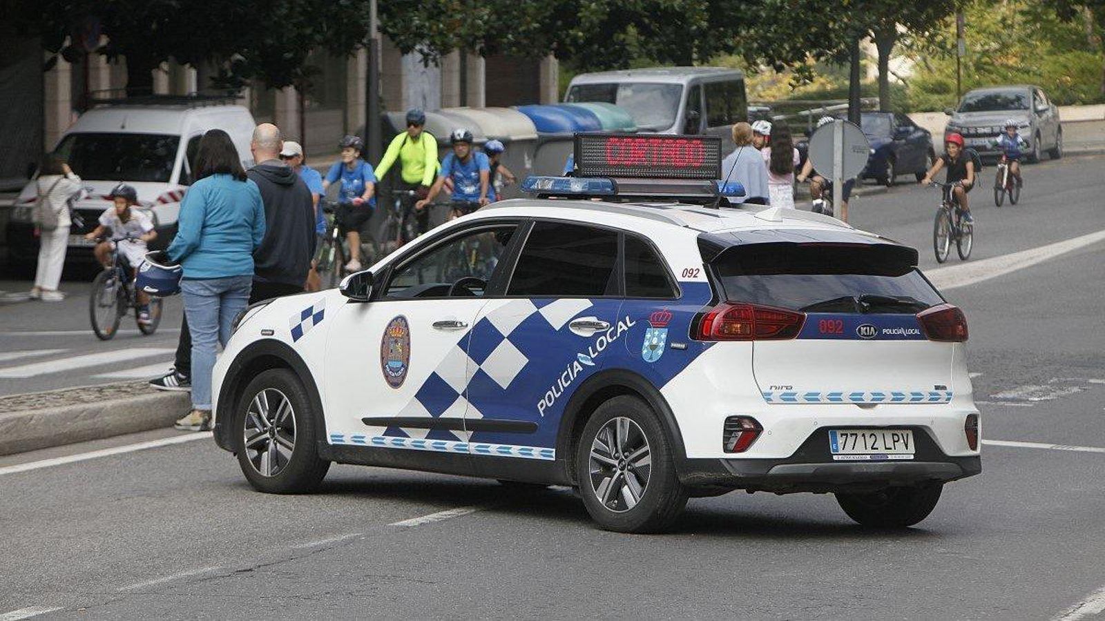 Un coche de la Policía Local durante el “Día da Bici”.