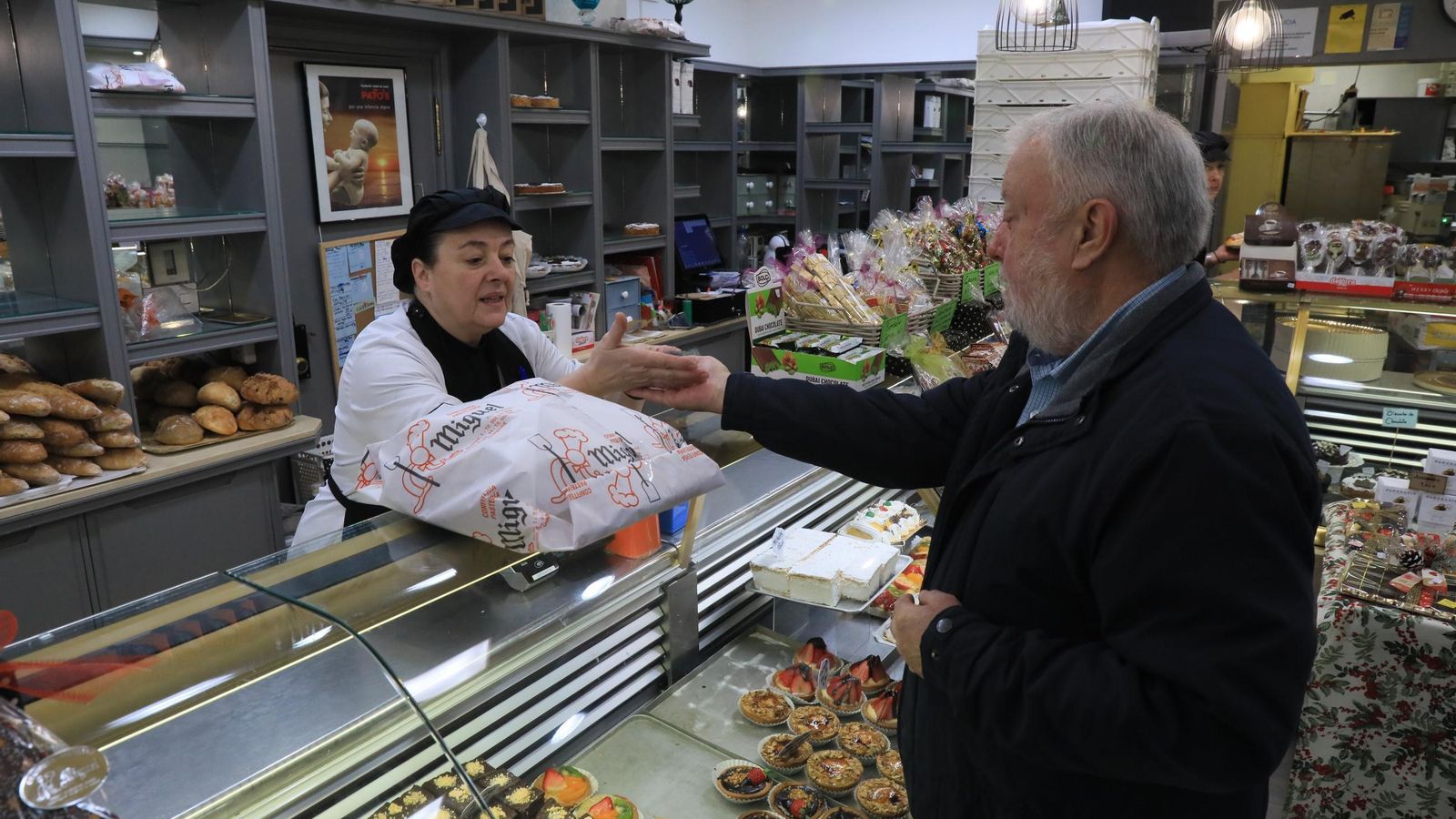 En la confitería Miguel despachan miles de roscones de Reyes cada año.