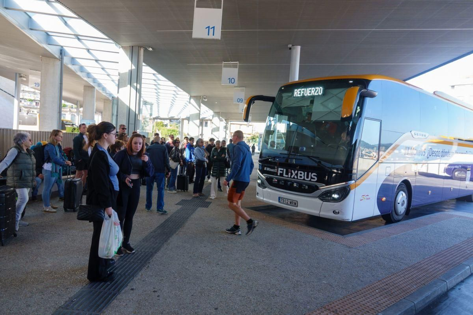 La estación de autobuses de Urzaiz, con pasajeros a la espera de su autobús