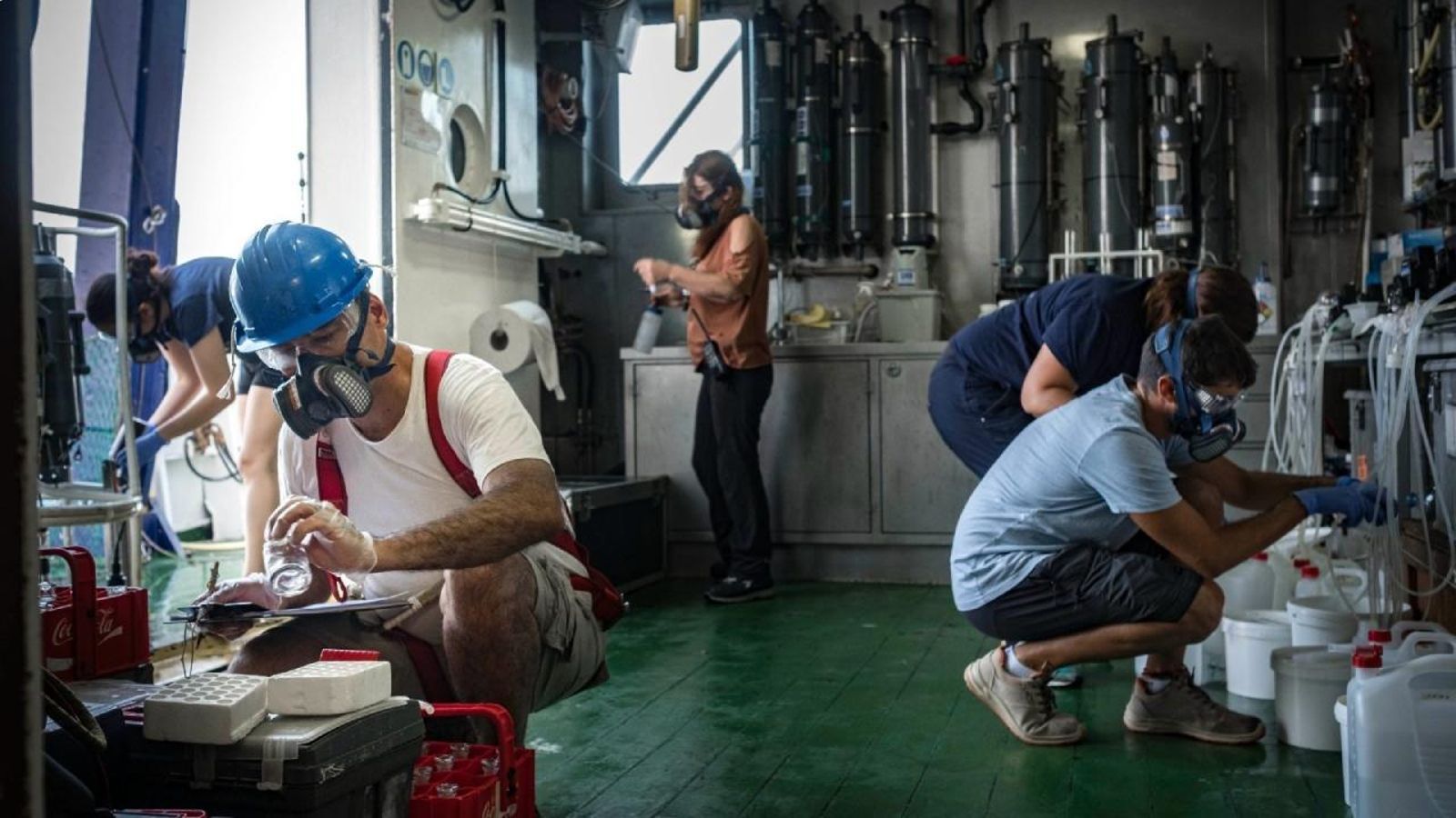 Foto del equipo de científicos del “Ramón Margalef”, tras el final de campaña.