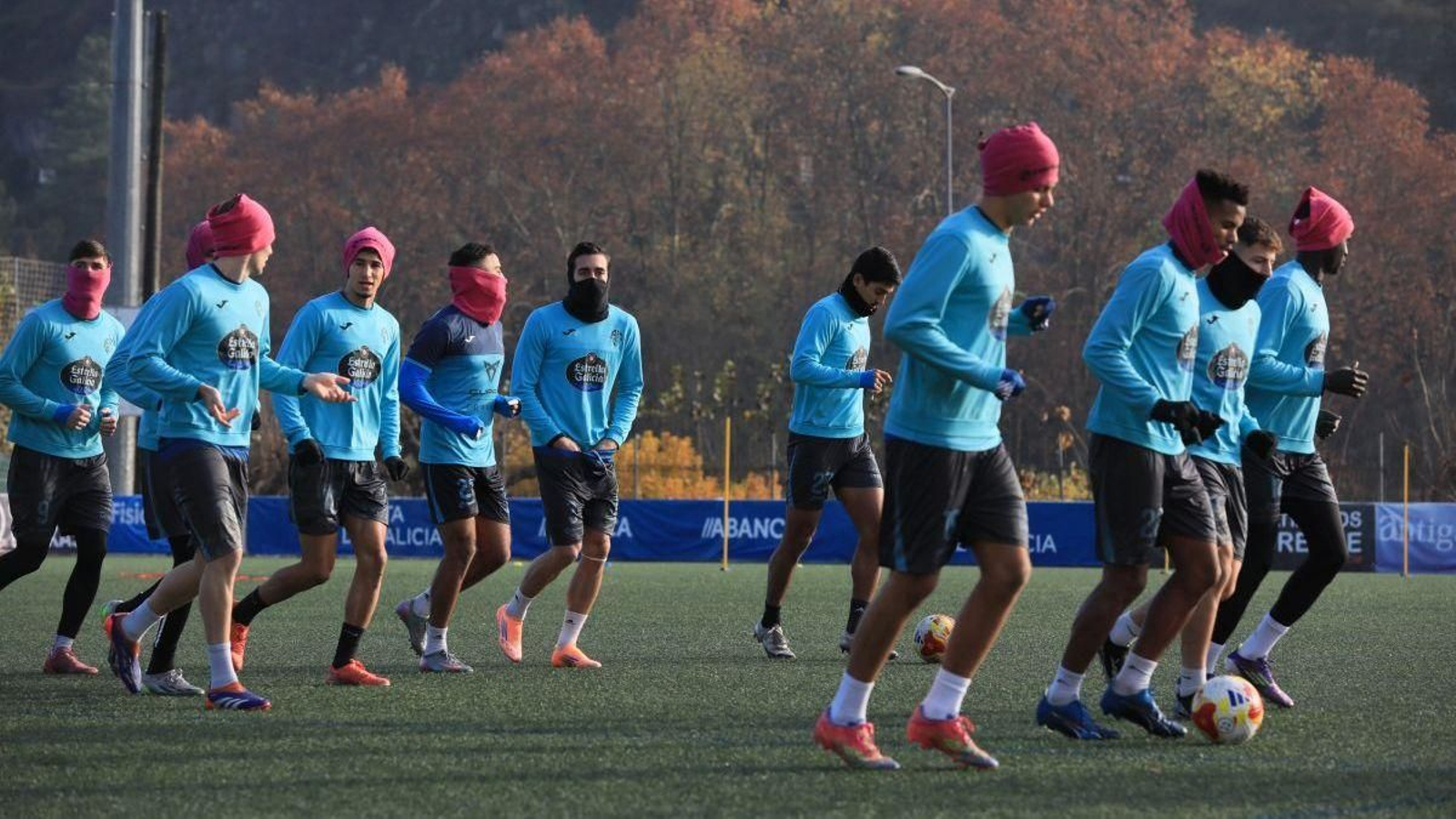 Varios jugadores del Ourense CF, entrenando en el campo de Oira.