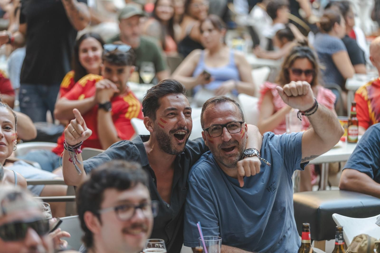 Galería | Camisetas, banderas y las calles de Ourense llenas de emoción por ver a España jugar los cuartos de final, en fotos