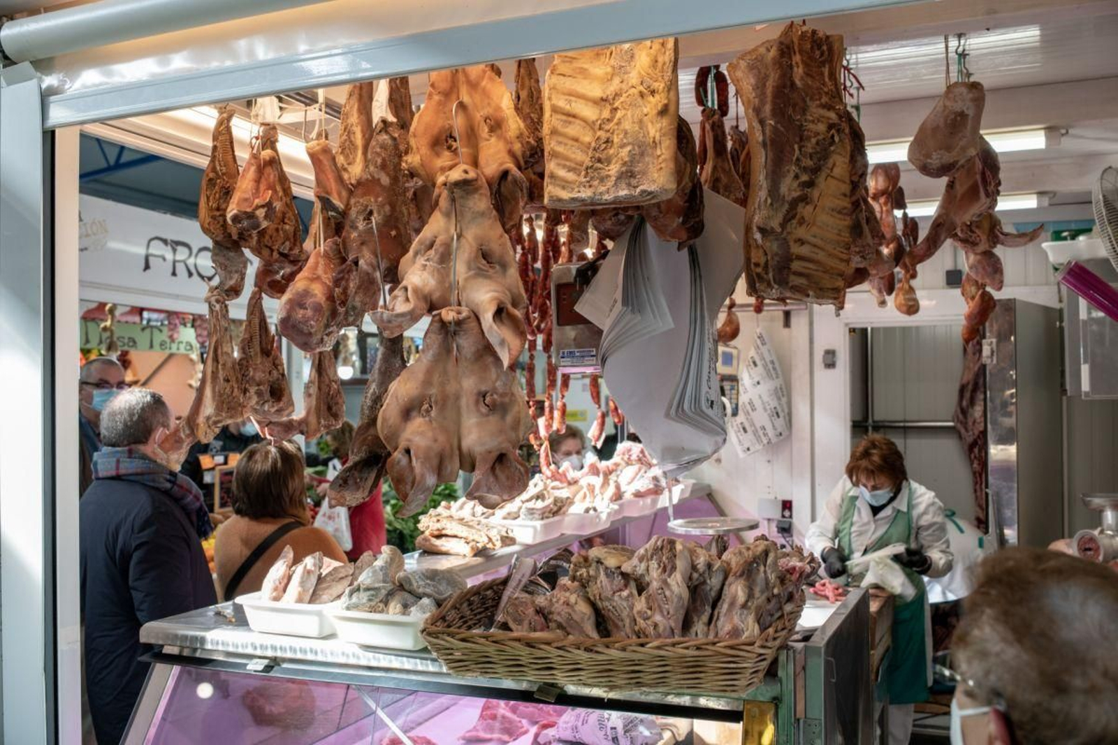 Los placeros certifican la calidad de la carne a la venta.