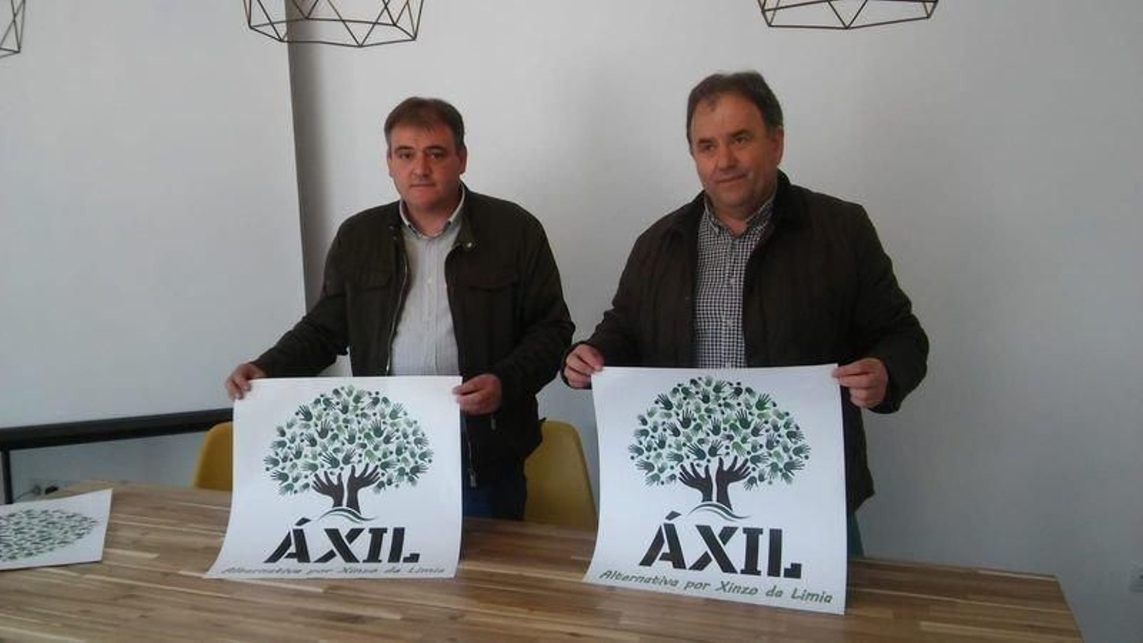 Amador Díaz, á esquerda, co cartel da súa formación.