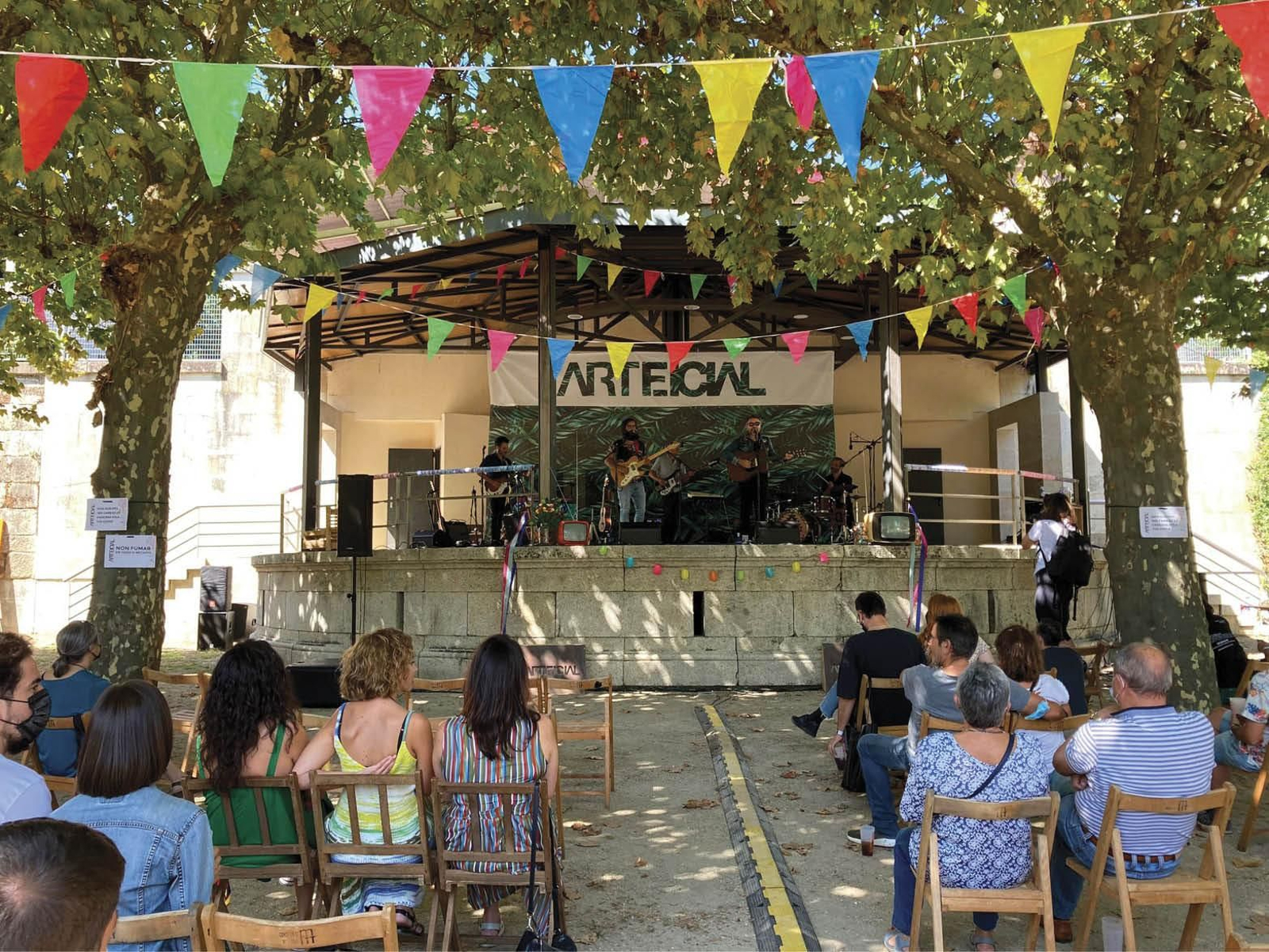 El grupo Amigos dos Músicos, durante su actuación en la Alameda de Ribadavia. (FOTO: UXÍA ESTÉVEZ)