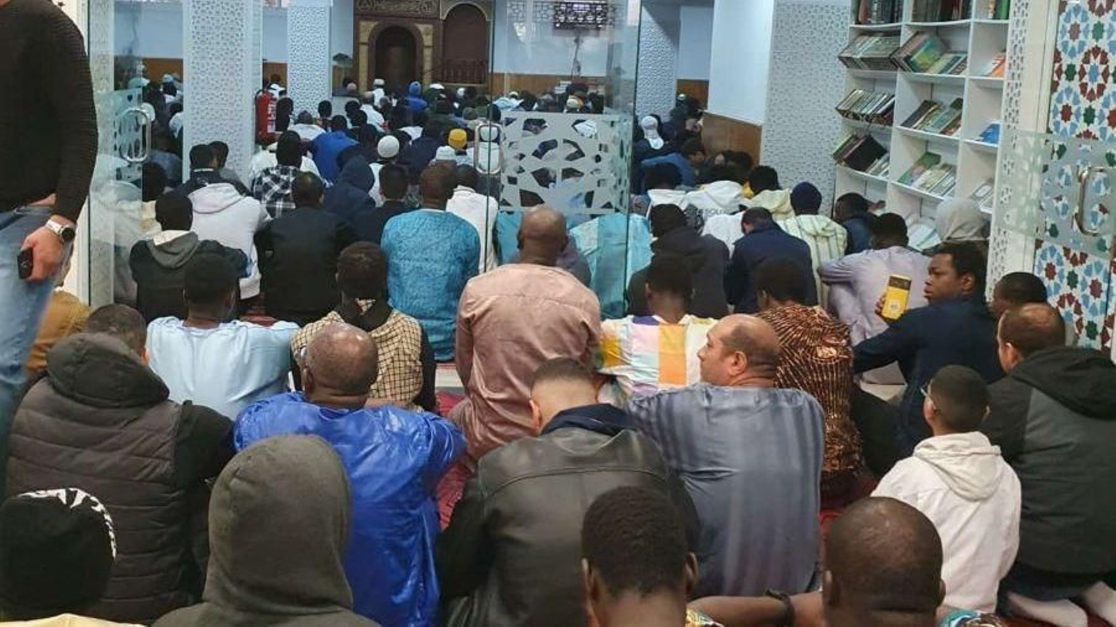 Momento del rezo en el Centro Islámico de Vigo