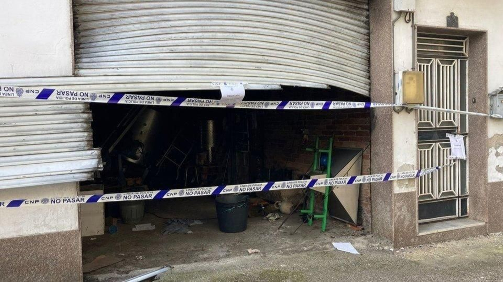 El garaje de la vivienda donde sucedió la explosión en Finca da Marquesa, Ourense. // Miguel Ángel