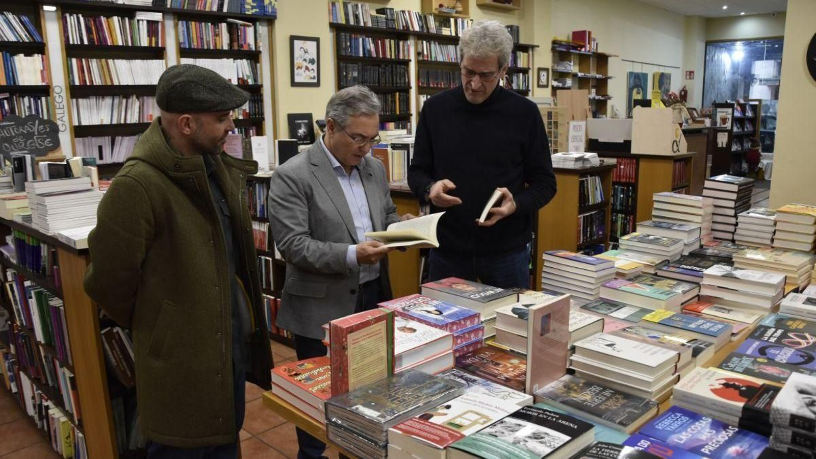 Luis Menor, ayer en una visita a una librería.