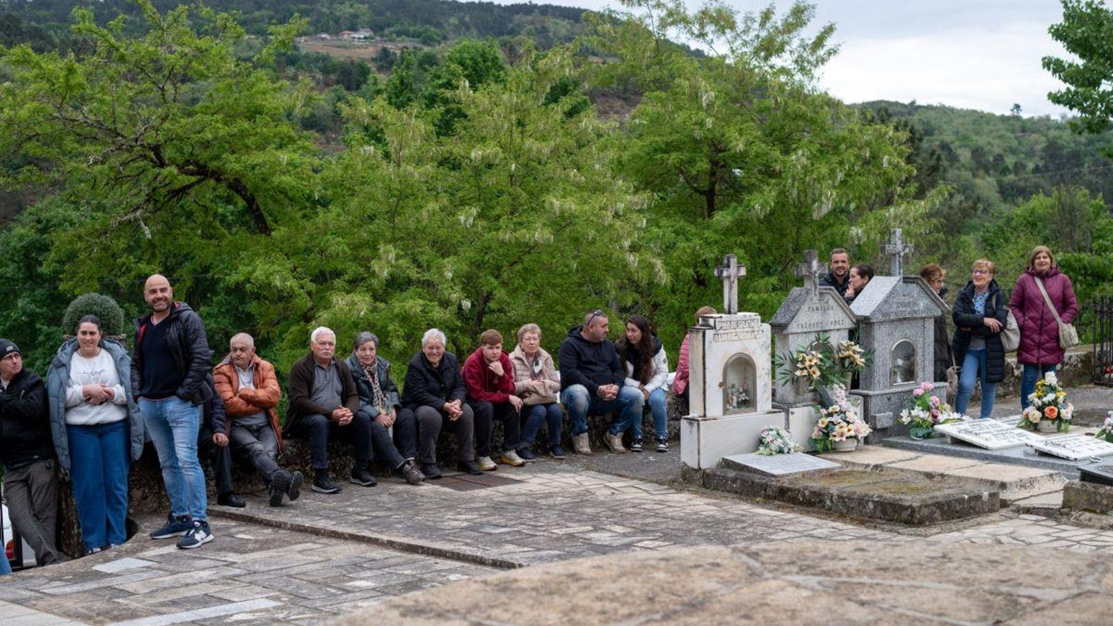 Numerosos vecinos participaron en la animada puja.